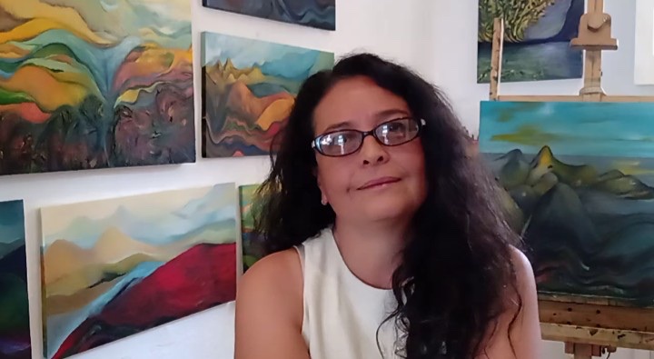 Yasmith Beltrán frente a sus pinturas