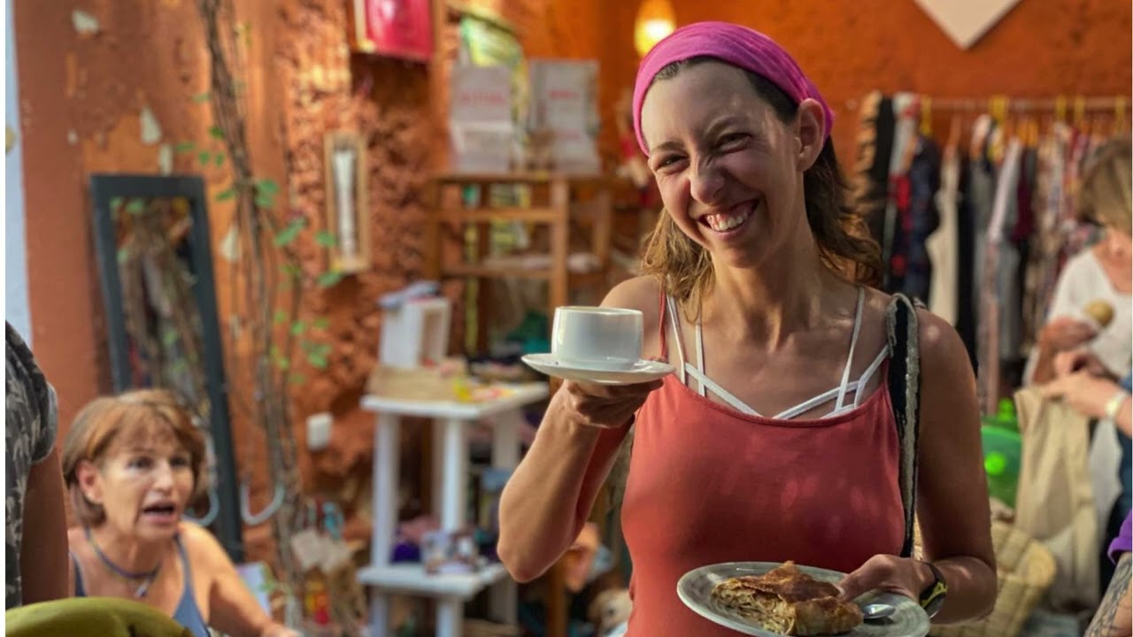 Una vecina con su café en la tienda de Casa Común