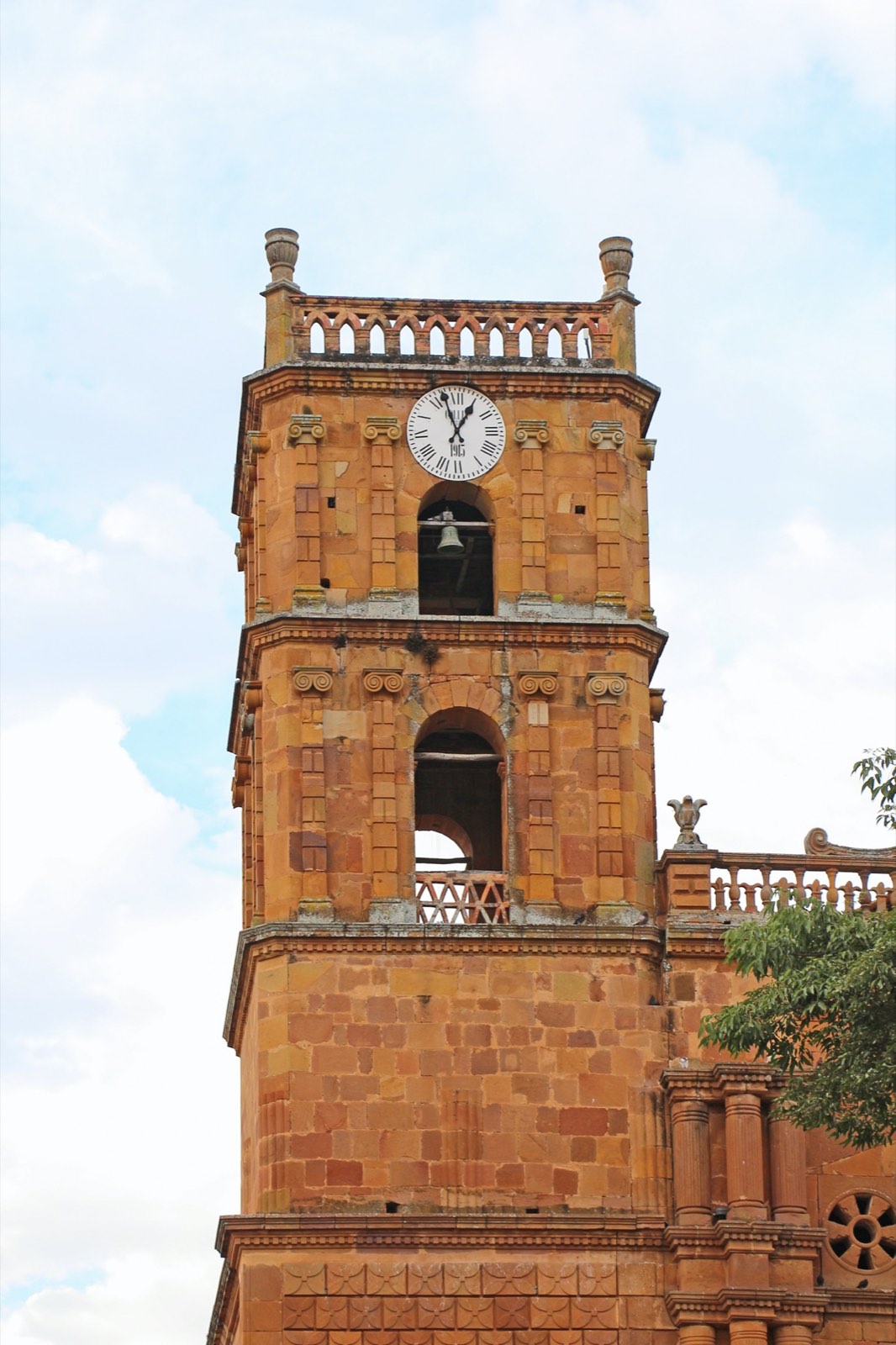 Reloj y campanario