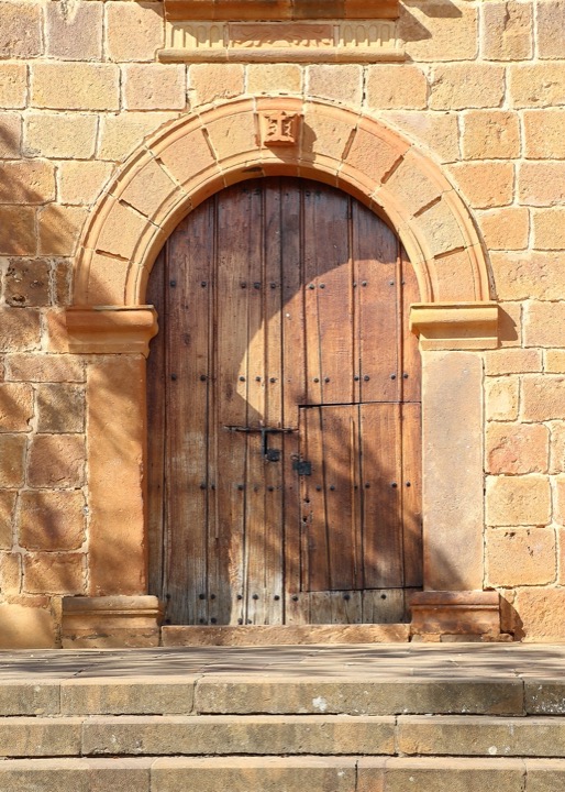 La porte de la chapelle