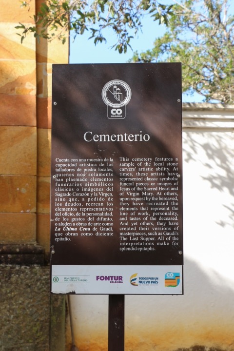 Le panneau officiel de l’entrée