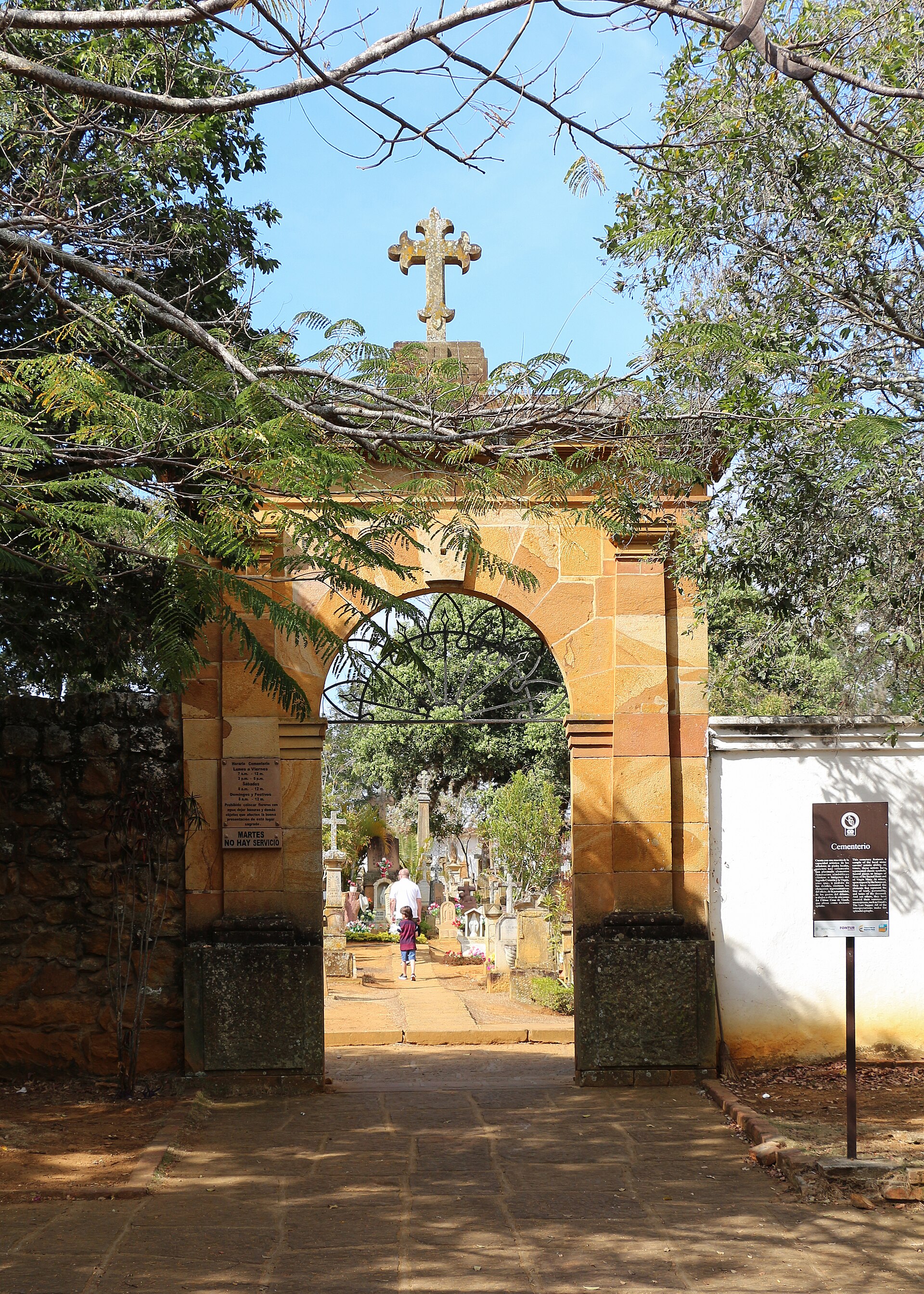 Un arc de pierre