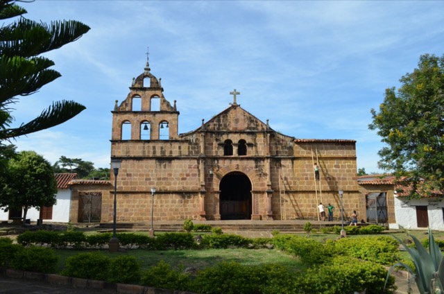 La plaza y la iglesia