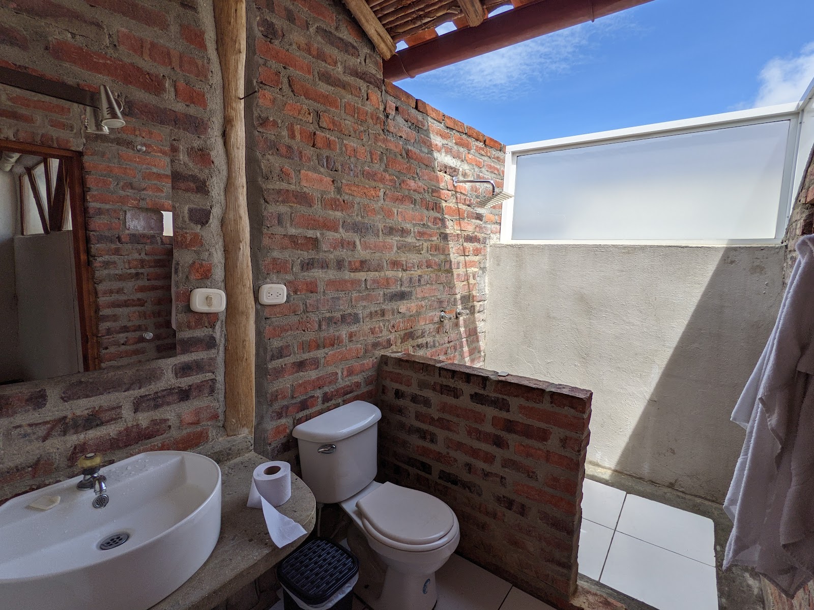 Baño al aire libre con muros de ladrillo