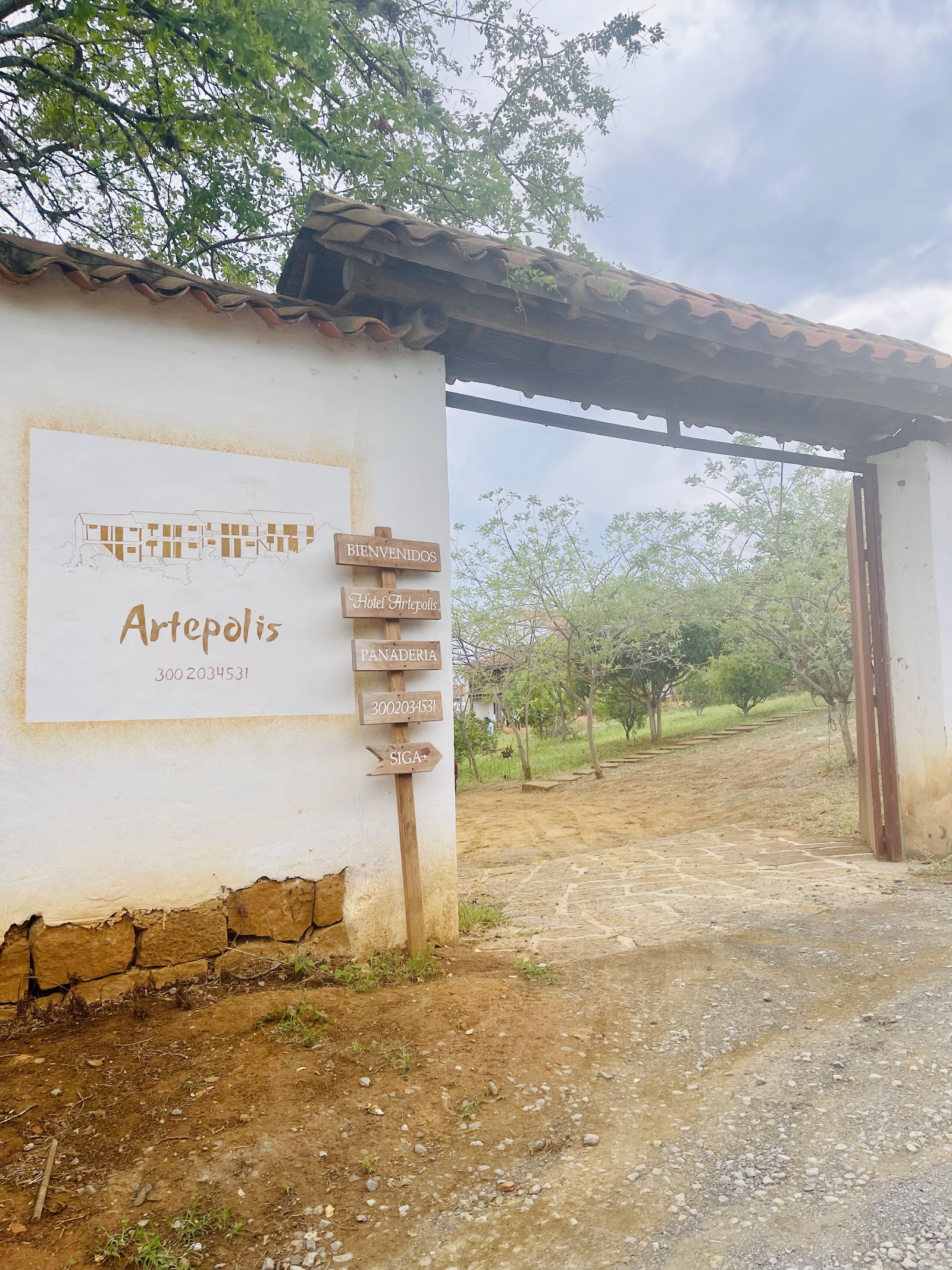 Entrada de Artepolis con su letrero