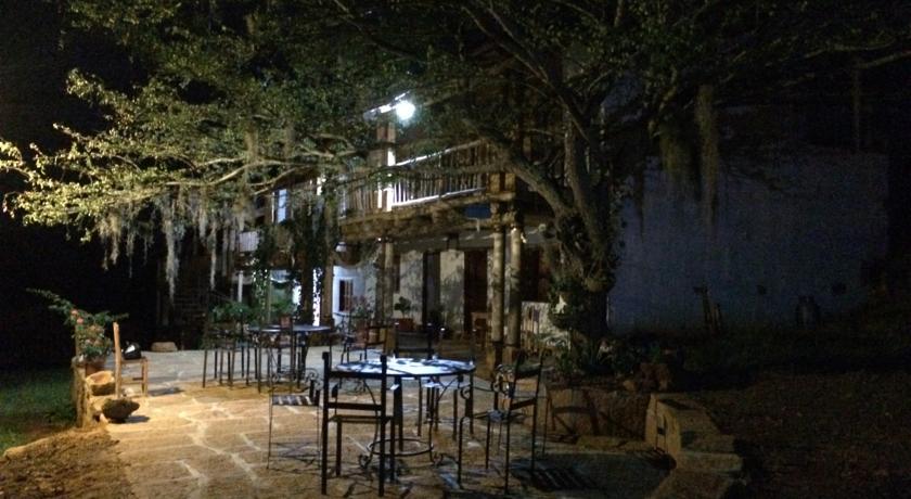 Patio iluminado de noche bajo los árboles