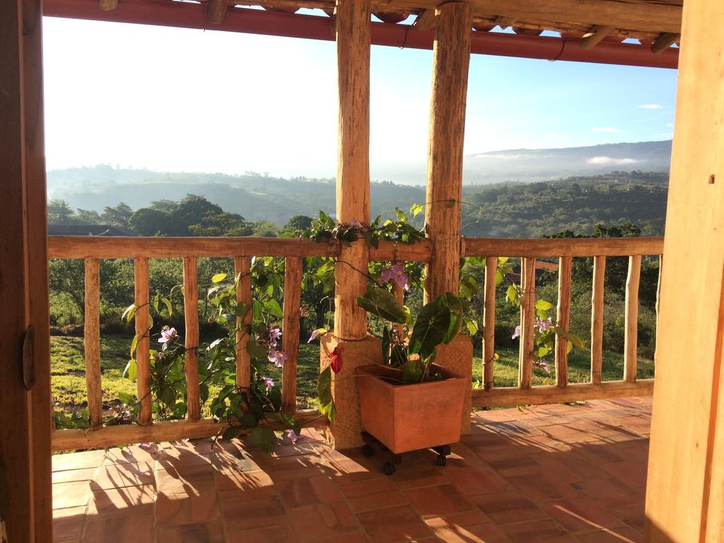 Corredor con baranda de madera y vista a las montañas