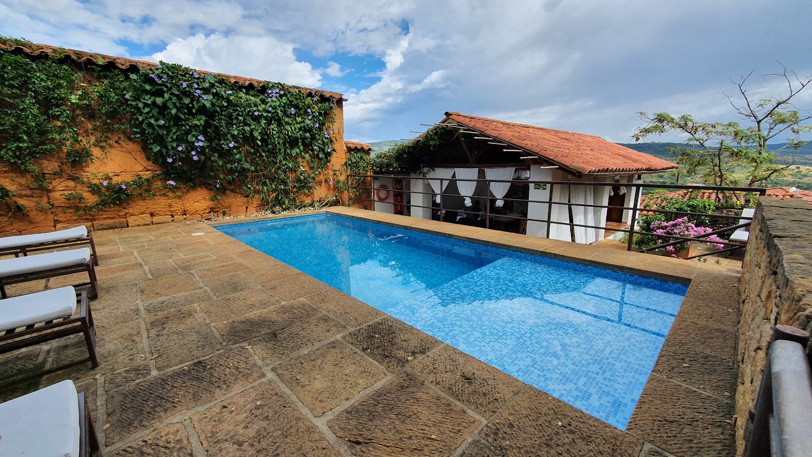 Piscina con piso de piedra