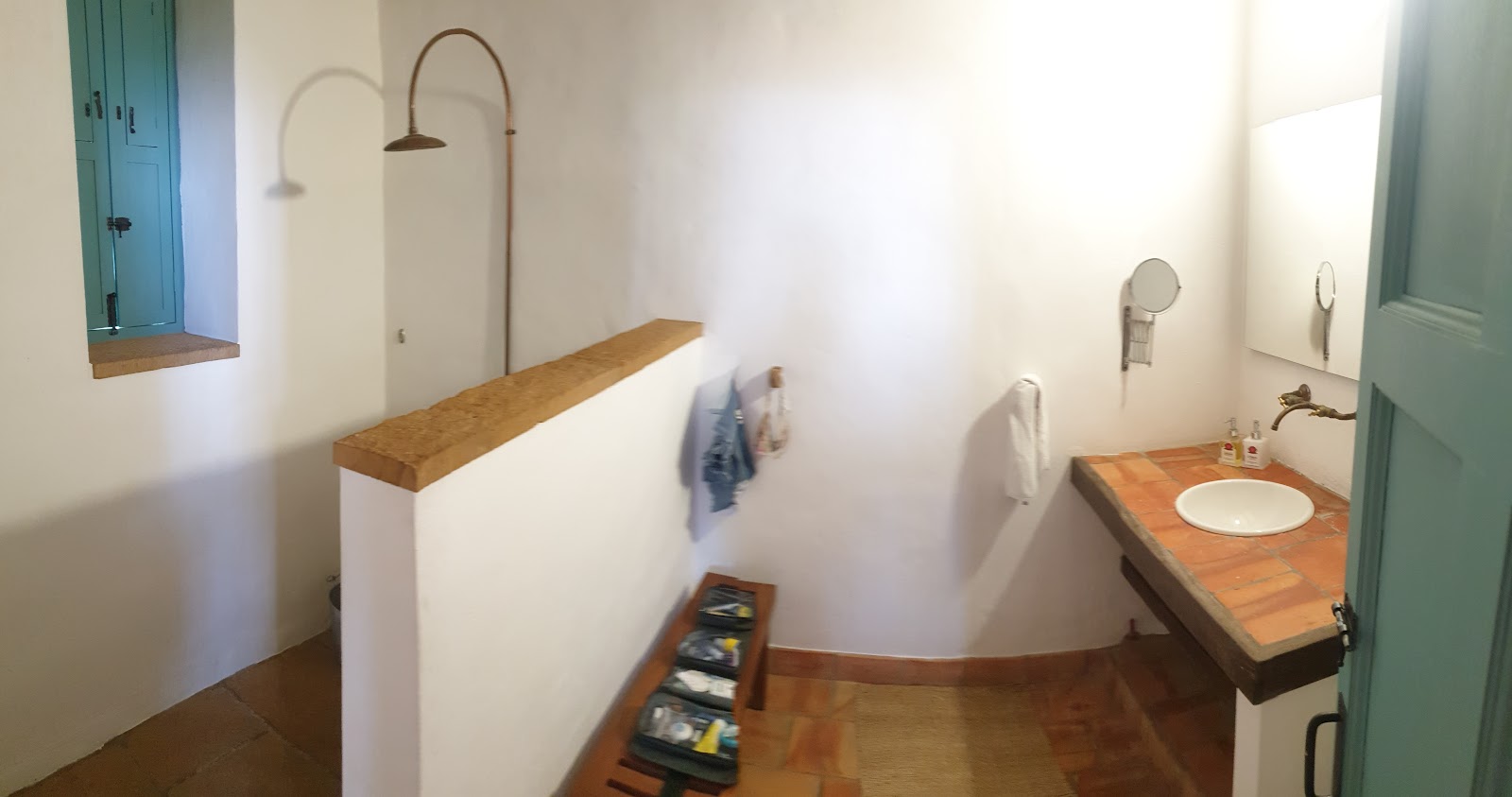 Detalle de baño con muro blanco