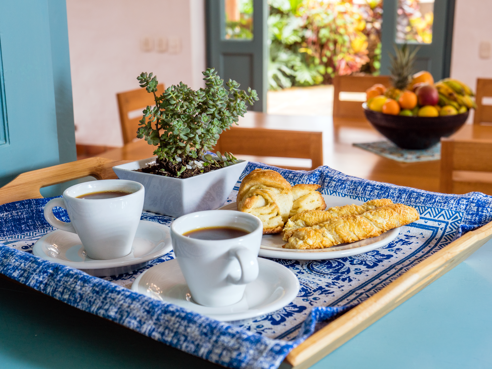 Café y pan dulce en bandeja