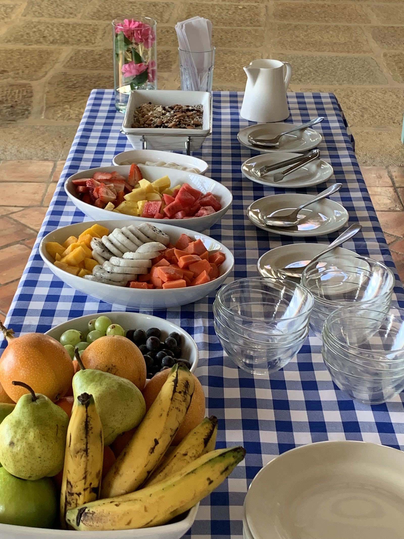 Mesa de desayuno con frutas en mantel de cuadros