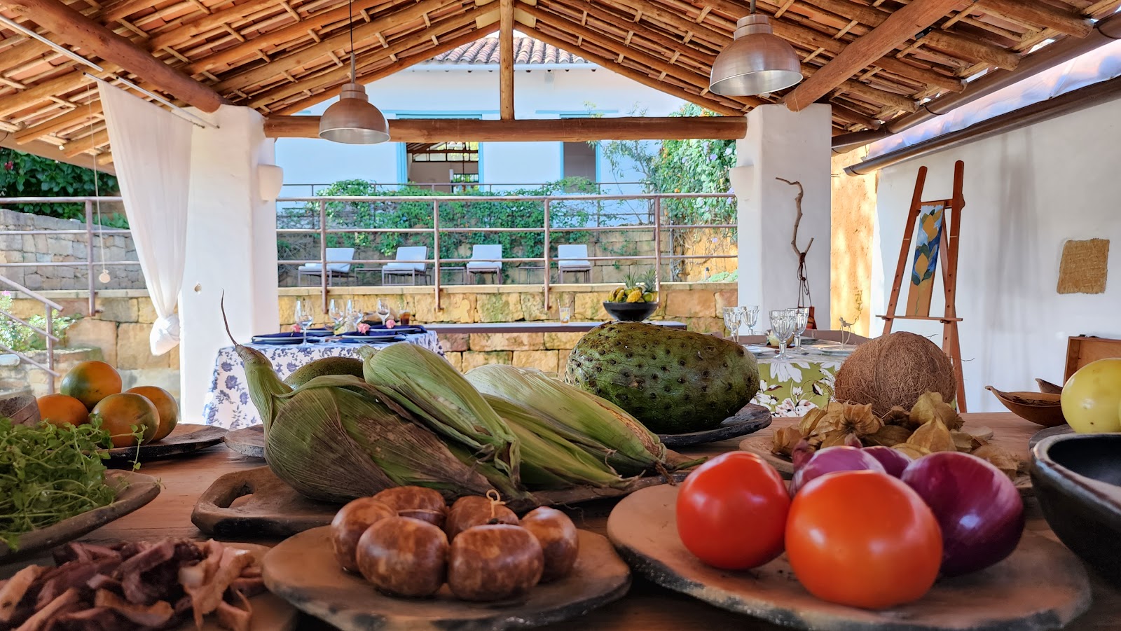 Comedor abierto con productos de la región