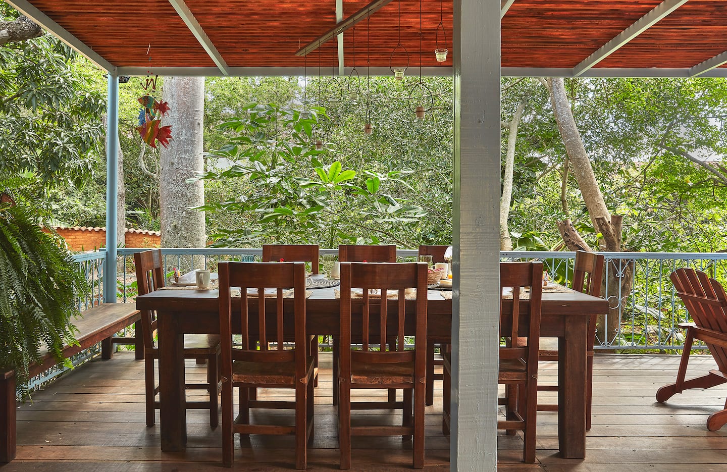 Comedor en la terraza rodeado de vegetación