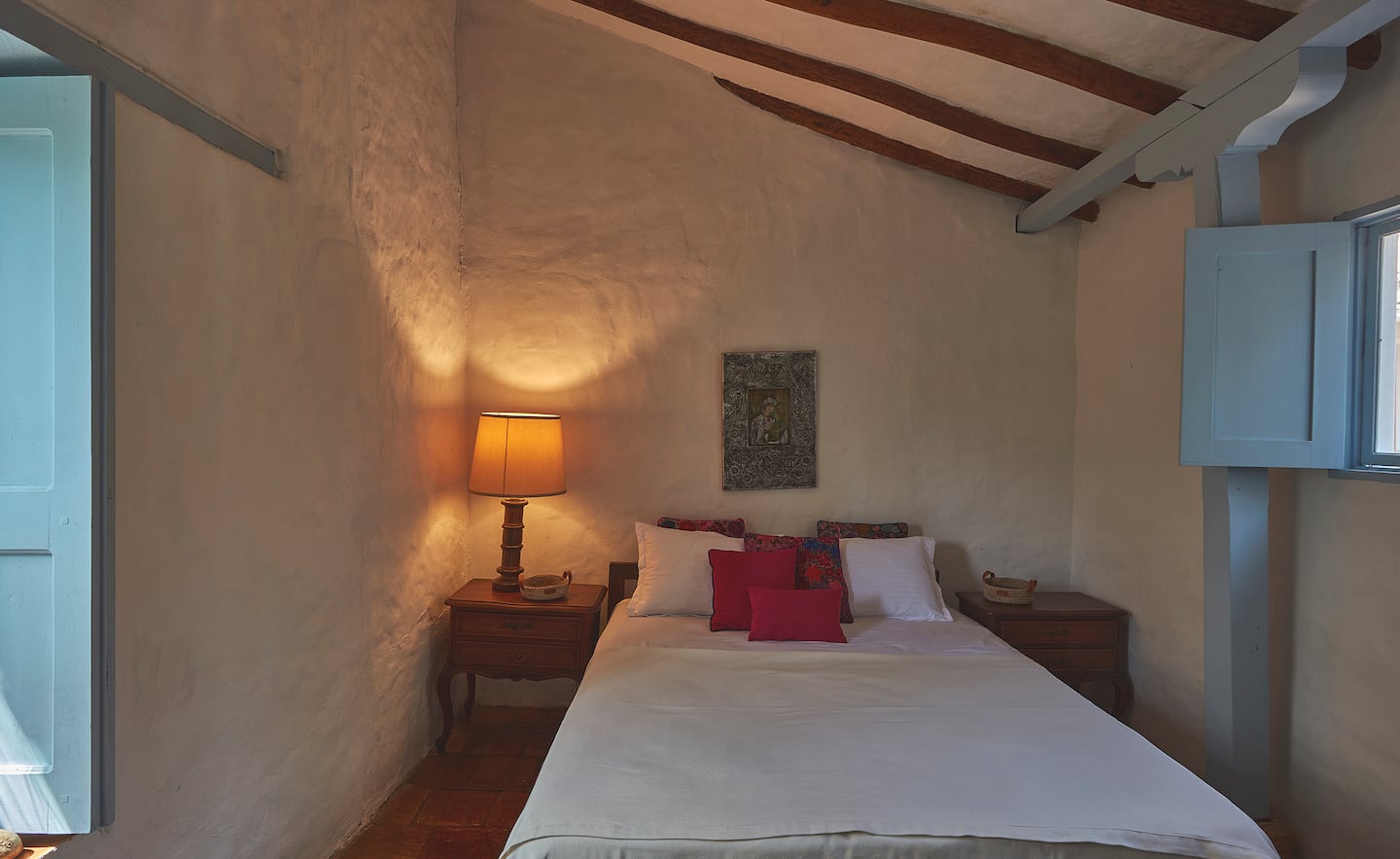 Habitación con cama doble y lámpara cálida