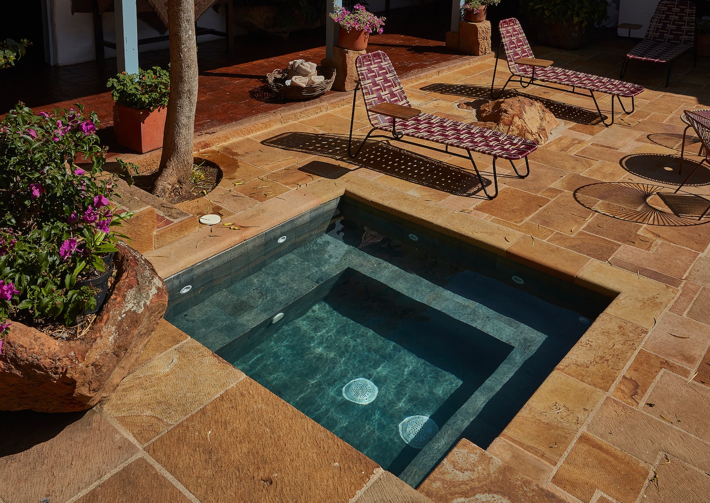 Jacuzzi de piedra junto a la piscina