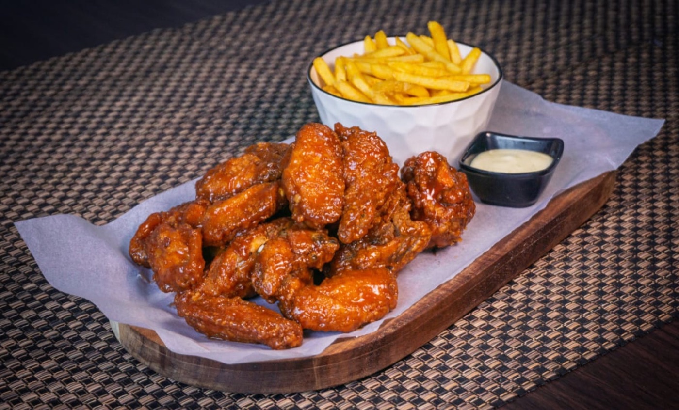 Alitas en salsa BBQ con papas