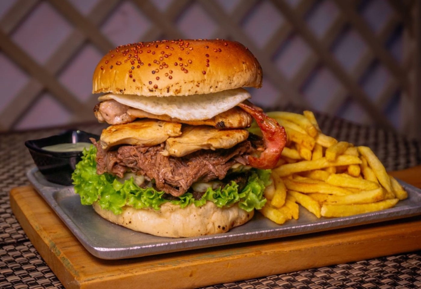 Hamburguesa doble con queso, huevo y papas