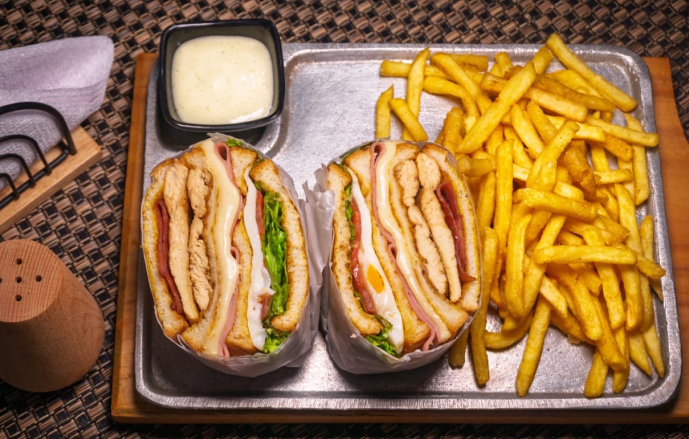 Sándwiches con papas y salsa