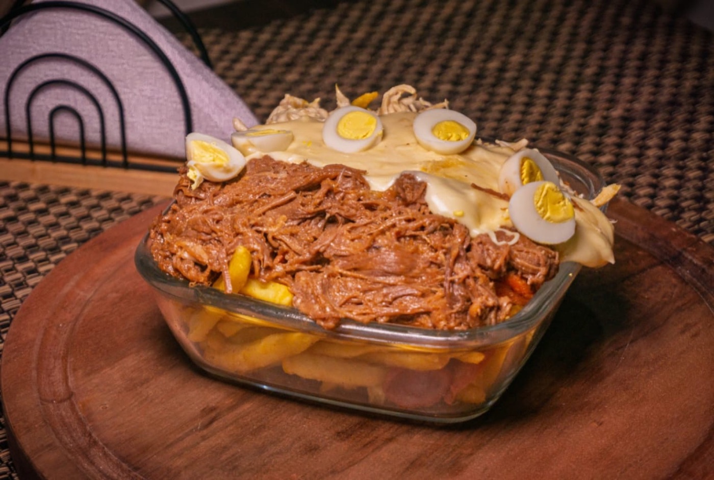 Plato para compartir con carne desmechada y huevos de codorniz