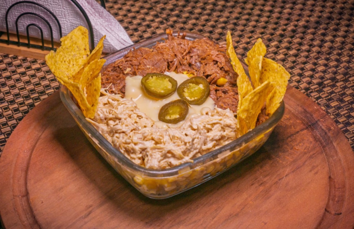 Plato con nachos, queso y jalapeños