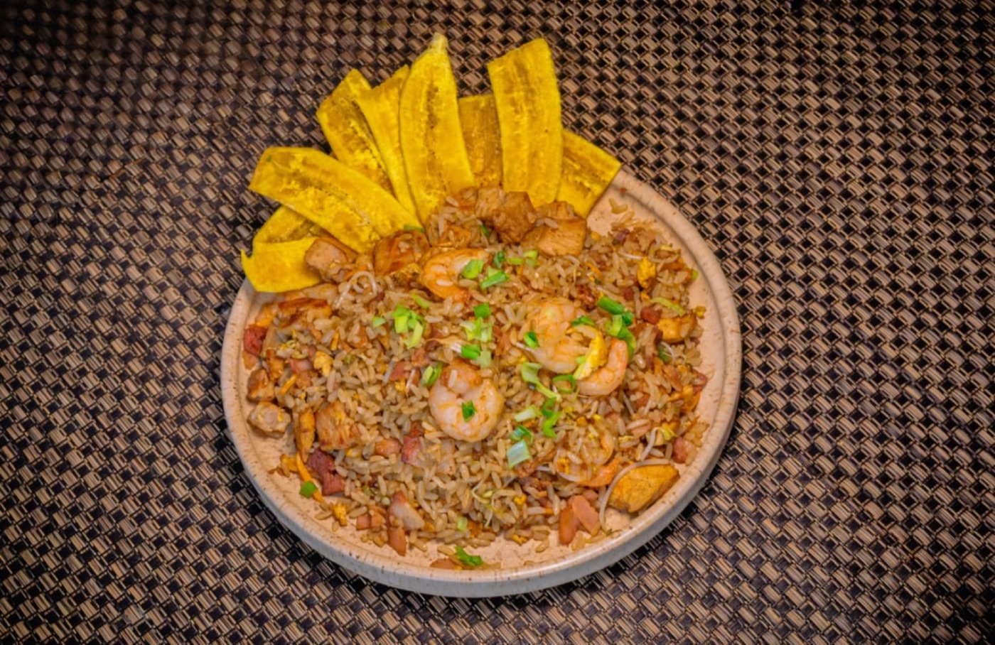 Arroz frito con camarones y patacones