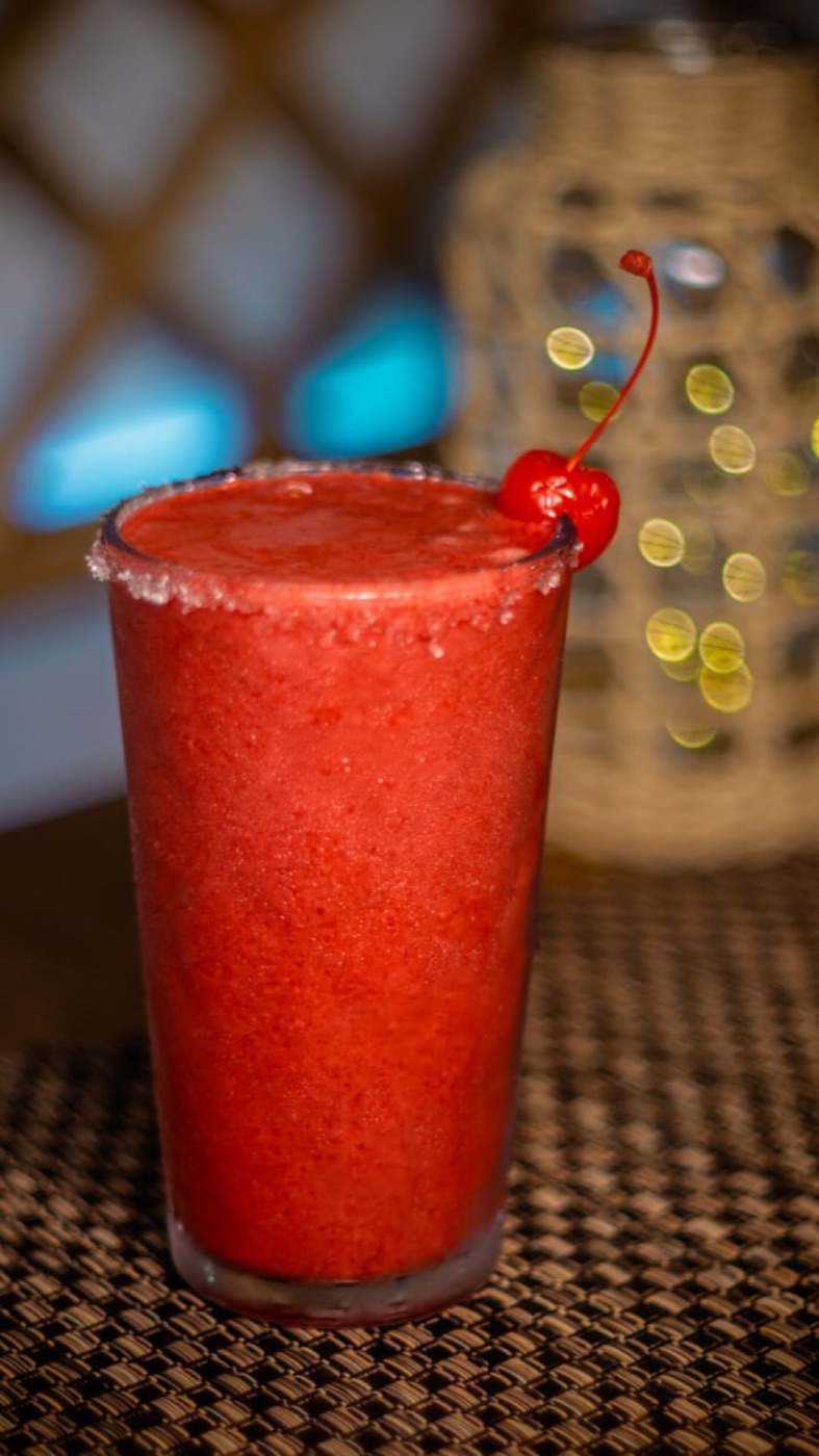 Jugo de fresa con cereza en vaso alto