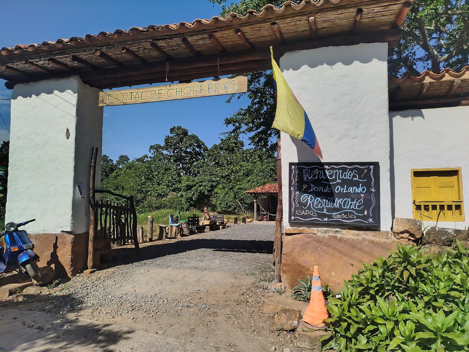 Entrada del Portal de Chorreras con el tablero de bienvenida de Donde Orlando
