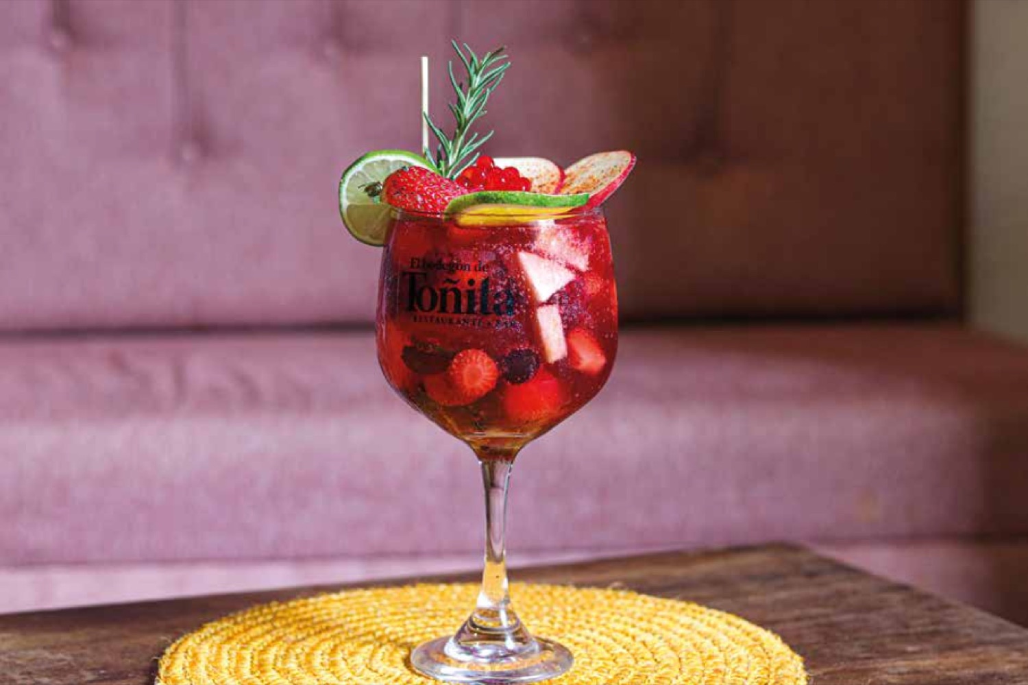 Sangría con frutos rojos y romero