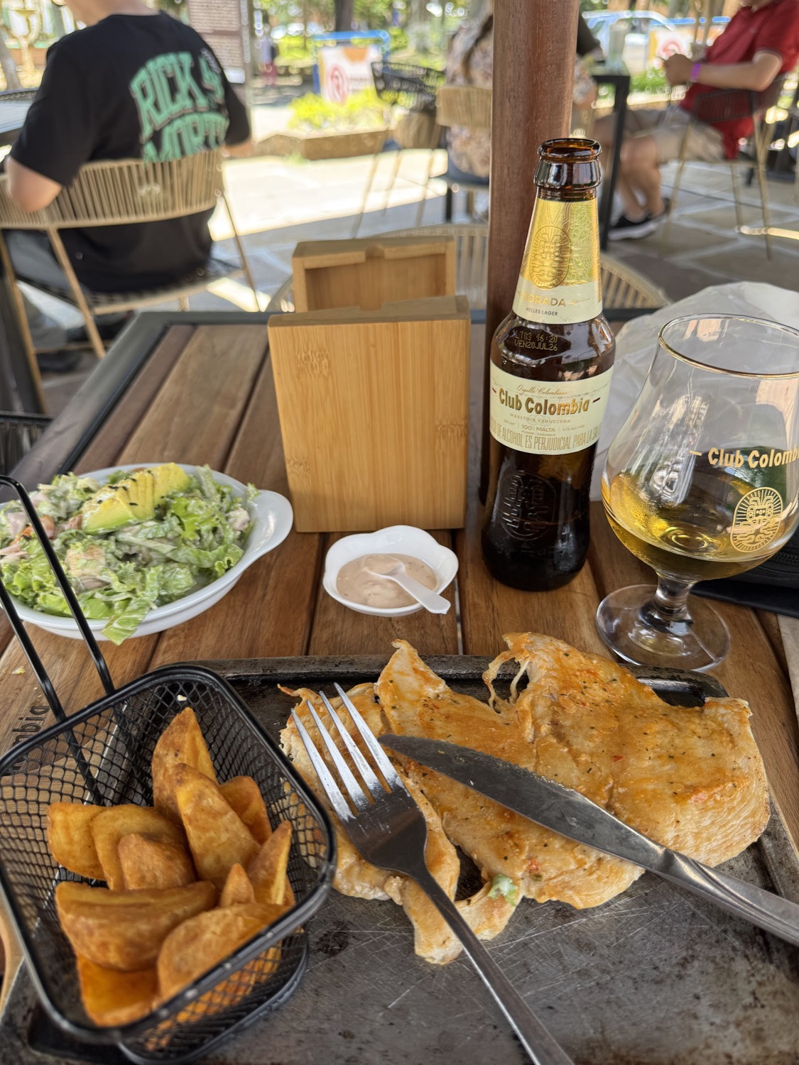 Plato con ensalada y cerveza