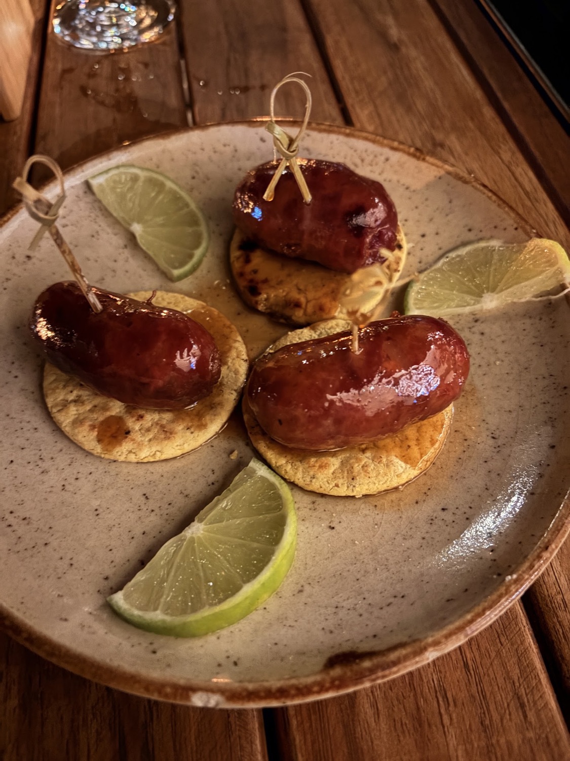 Chorizos con limón sobre galleta