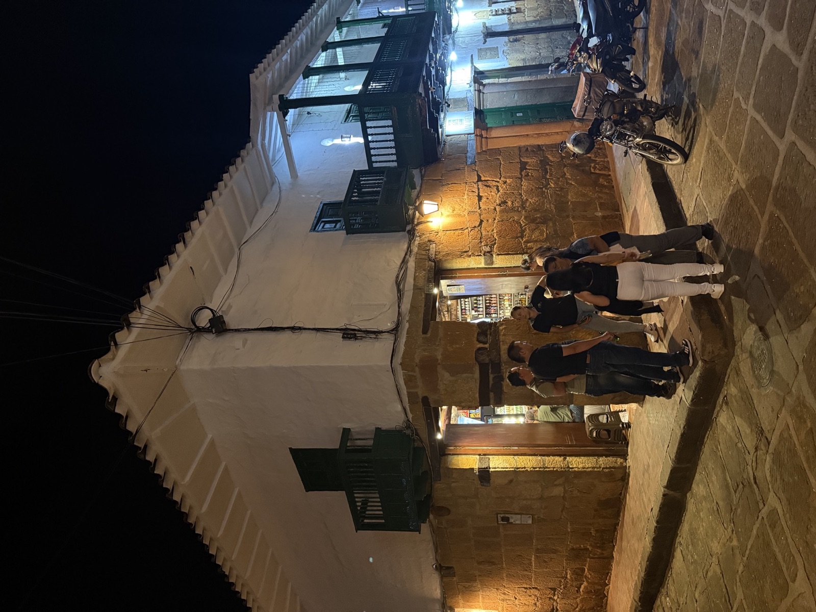 Fachada esquinera de noche