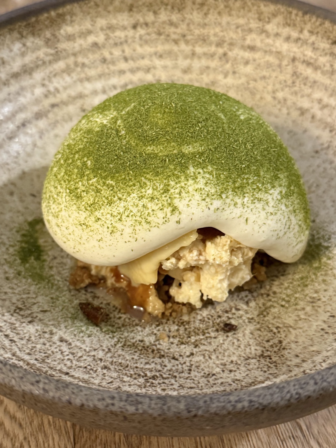 Postre cubierto de polvo verde