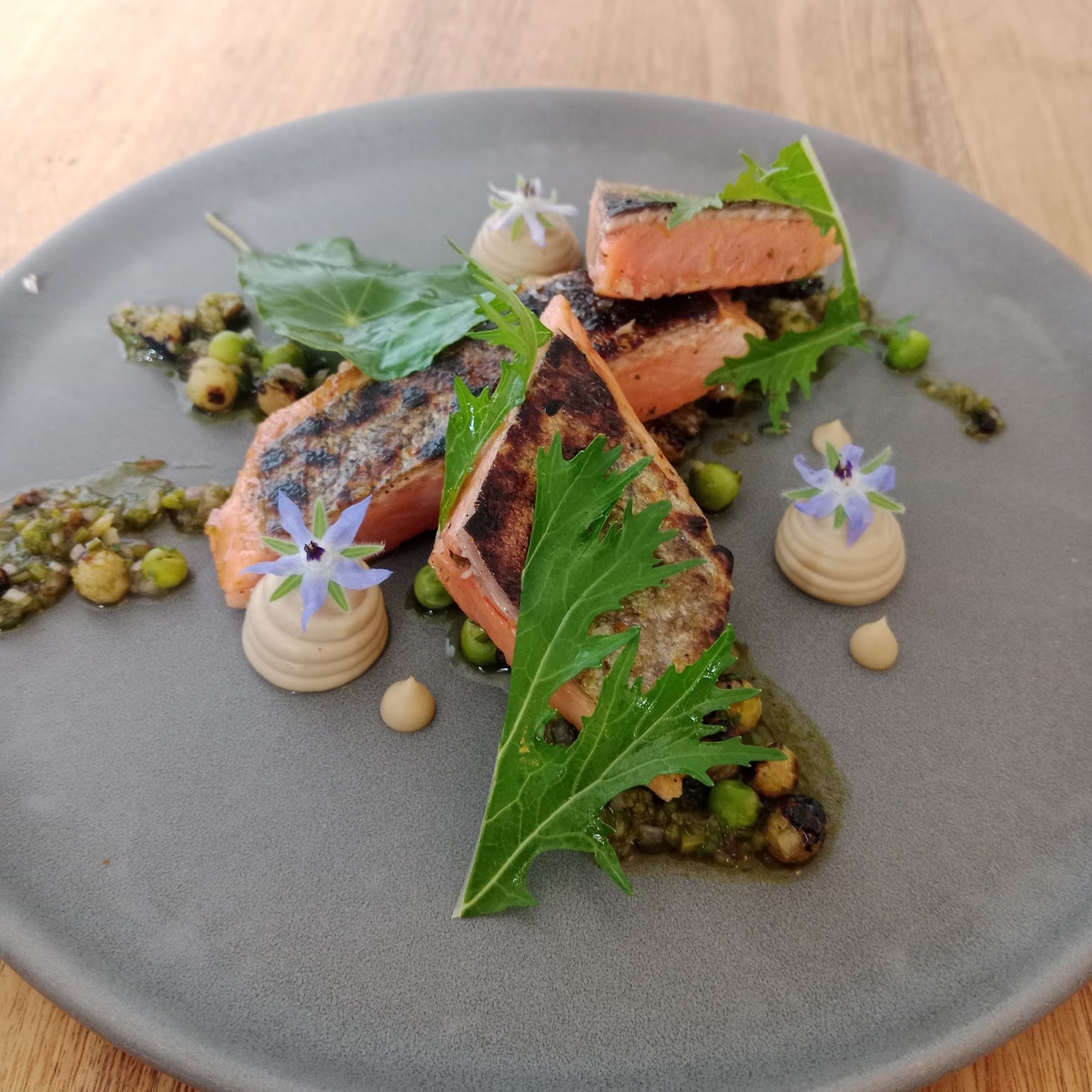 Pescado con flores y brotes