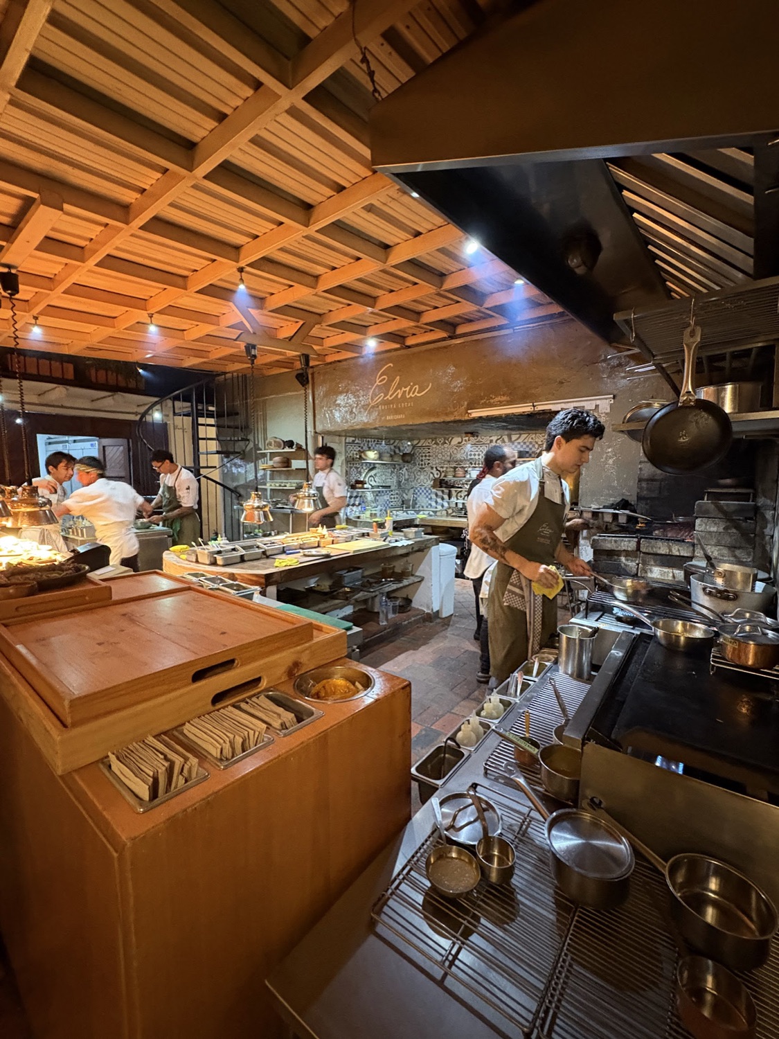 Cocina abierta de Elvia con el equipo trabajando