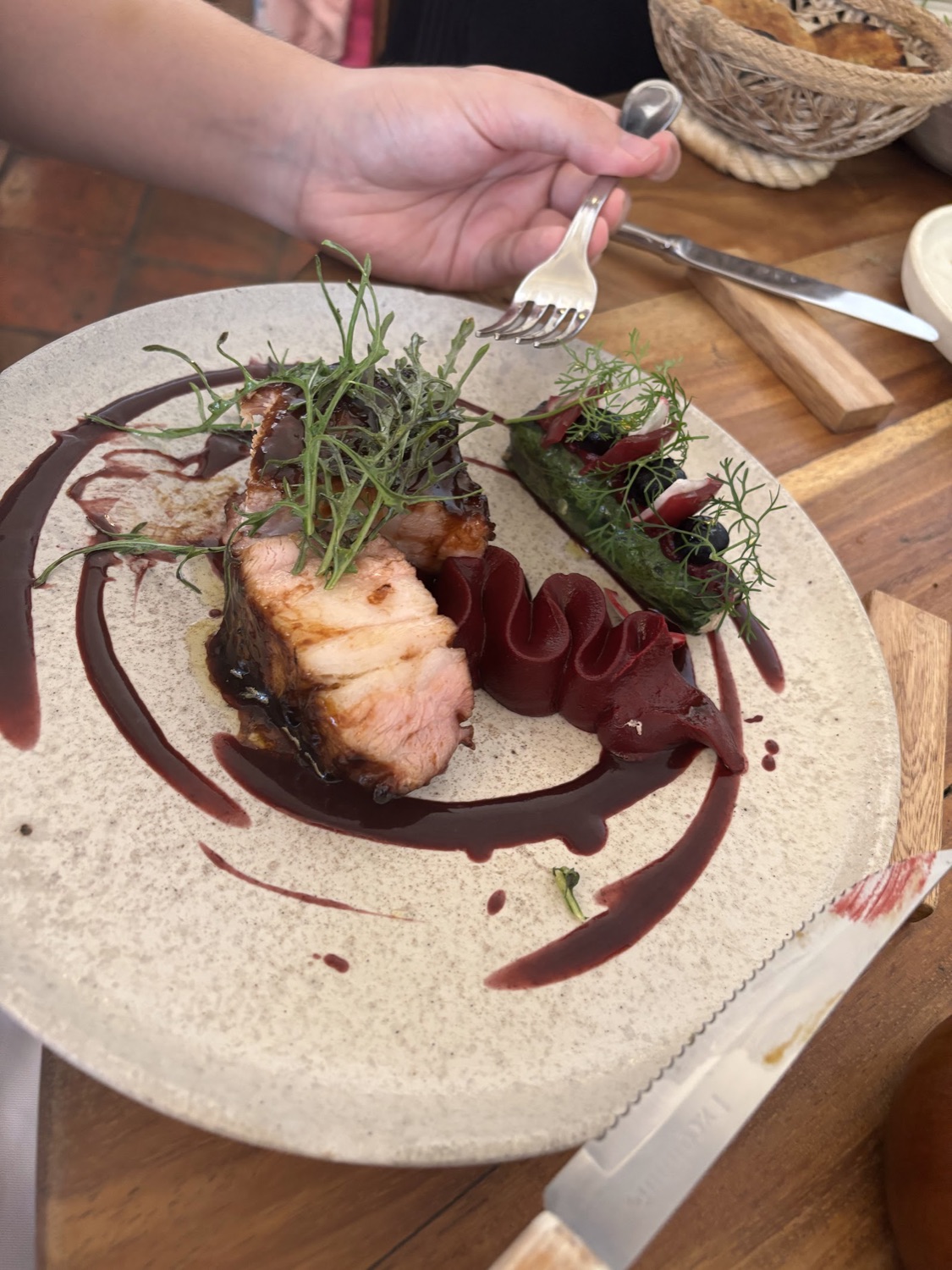 Plato de carne con salsa oscura y hierbas