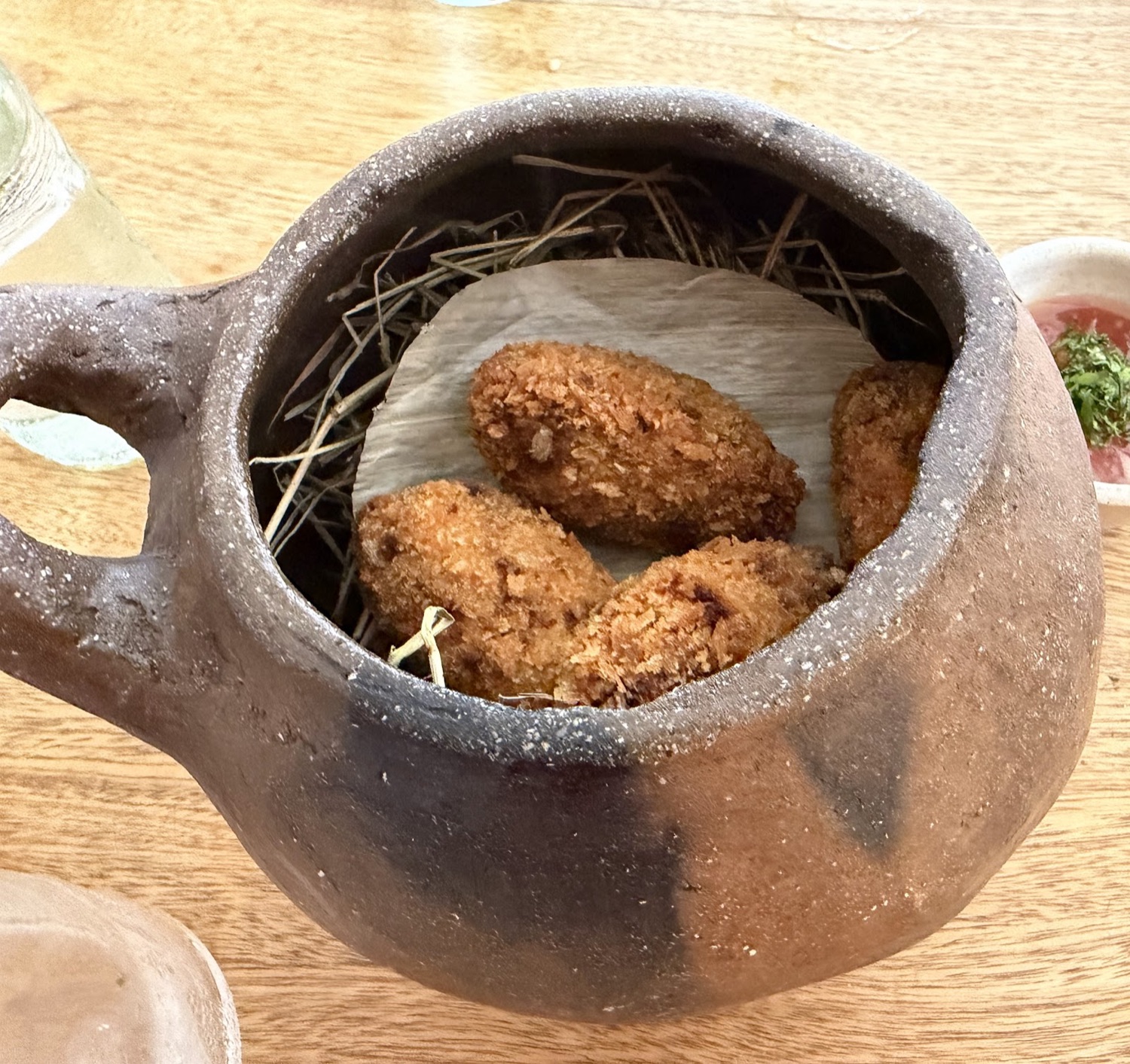 Croquetas servidas en una vasija de barro