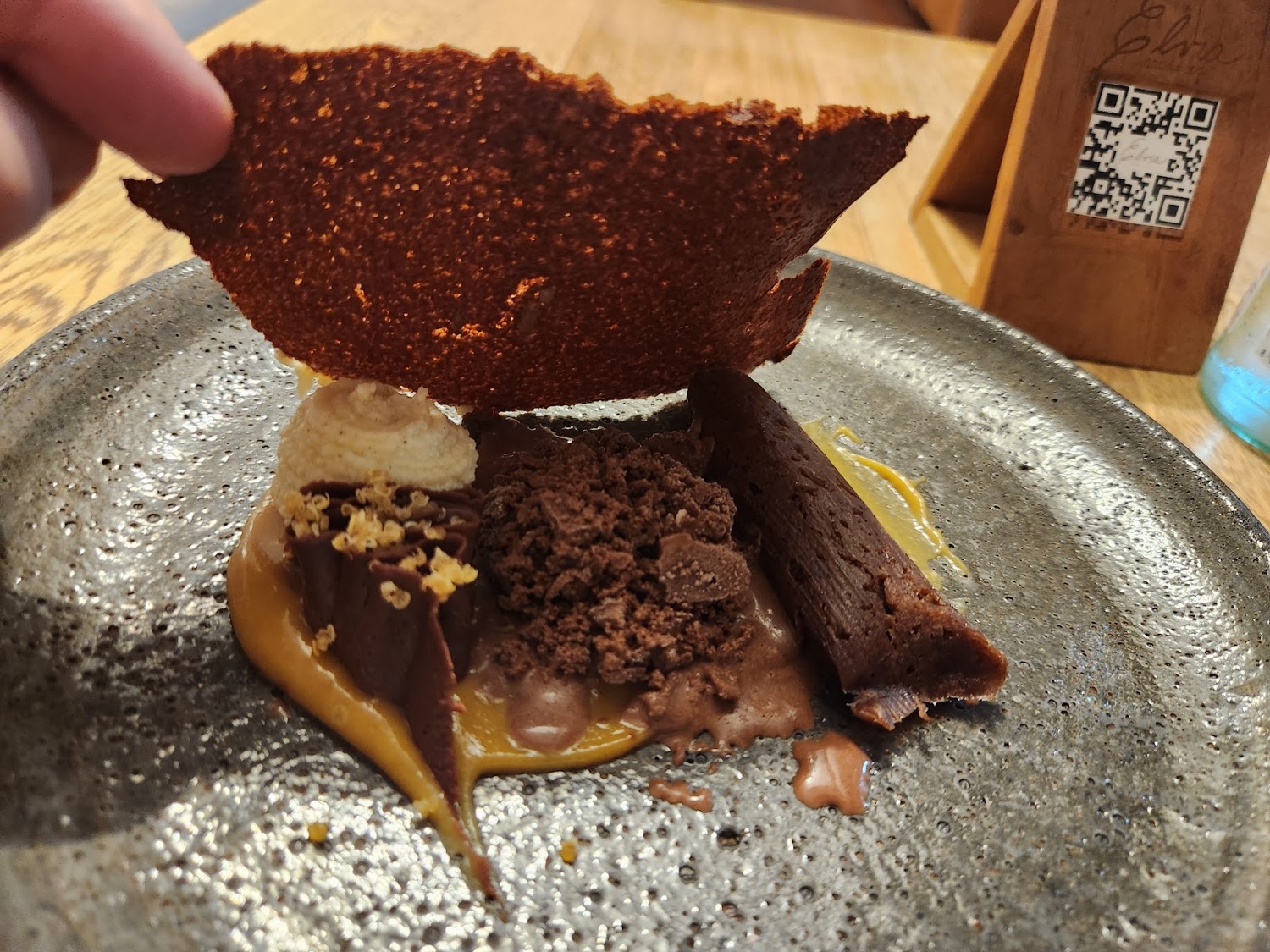 Postre de chocolate con teja crujiente