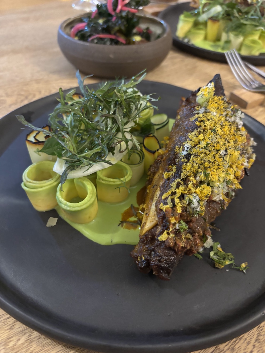 Plato verde con calabacín y flores