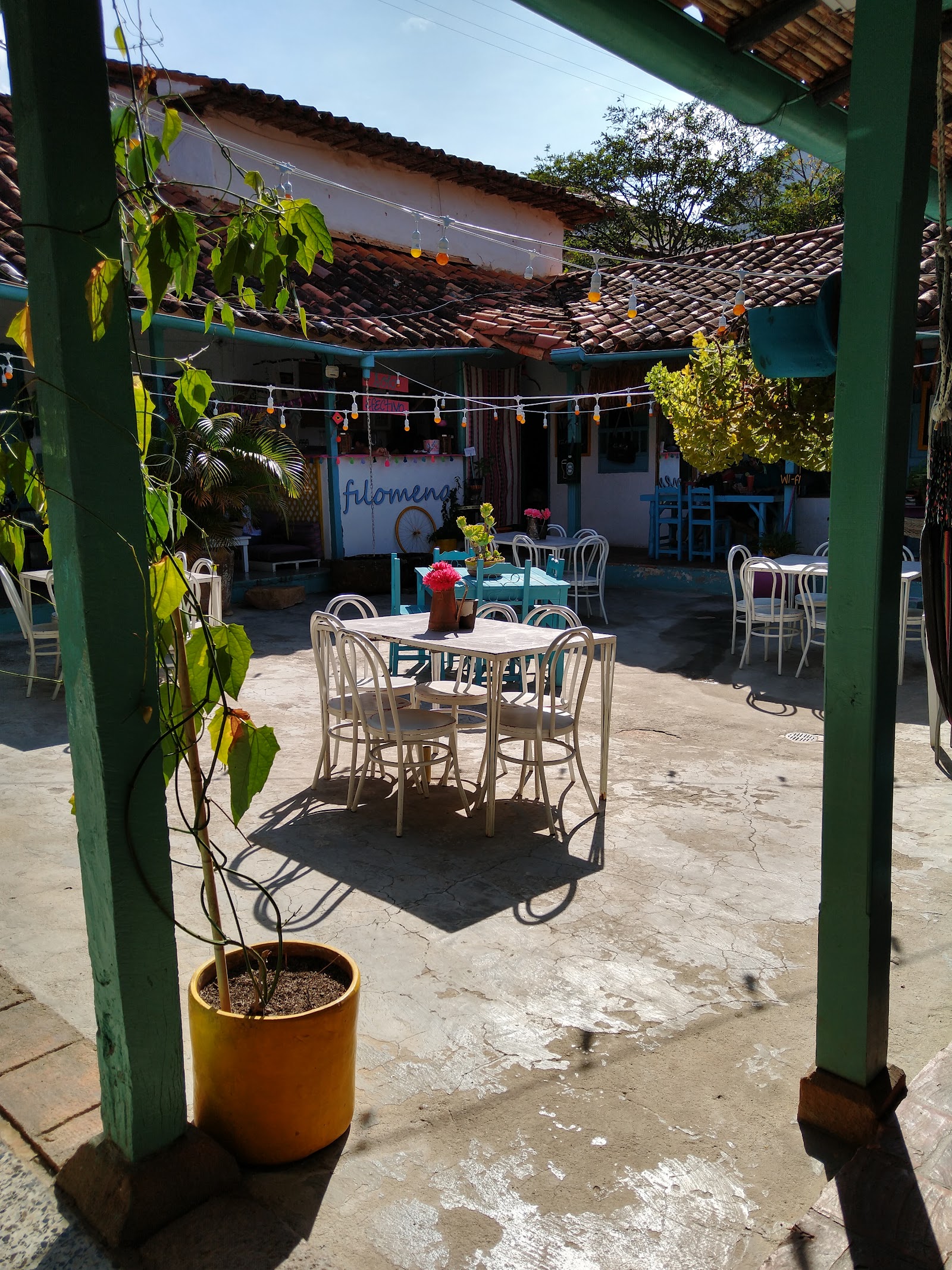 Patio de Filomena de día con mesas blancas