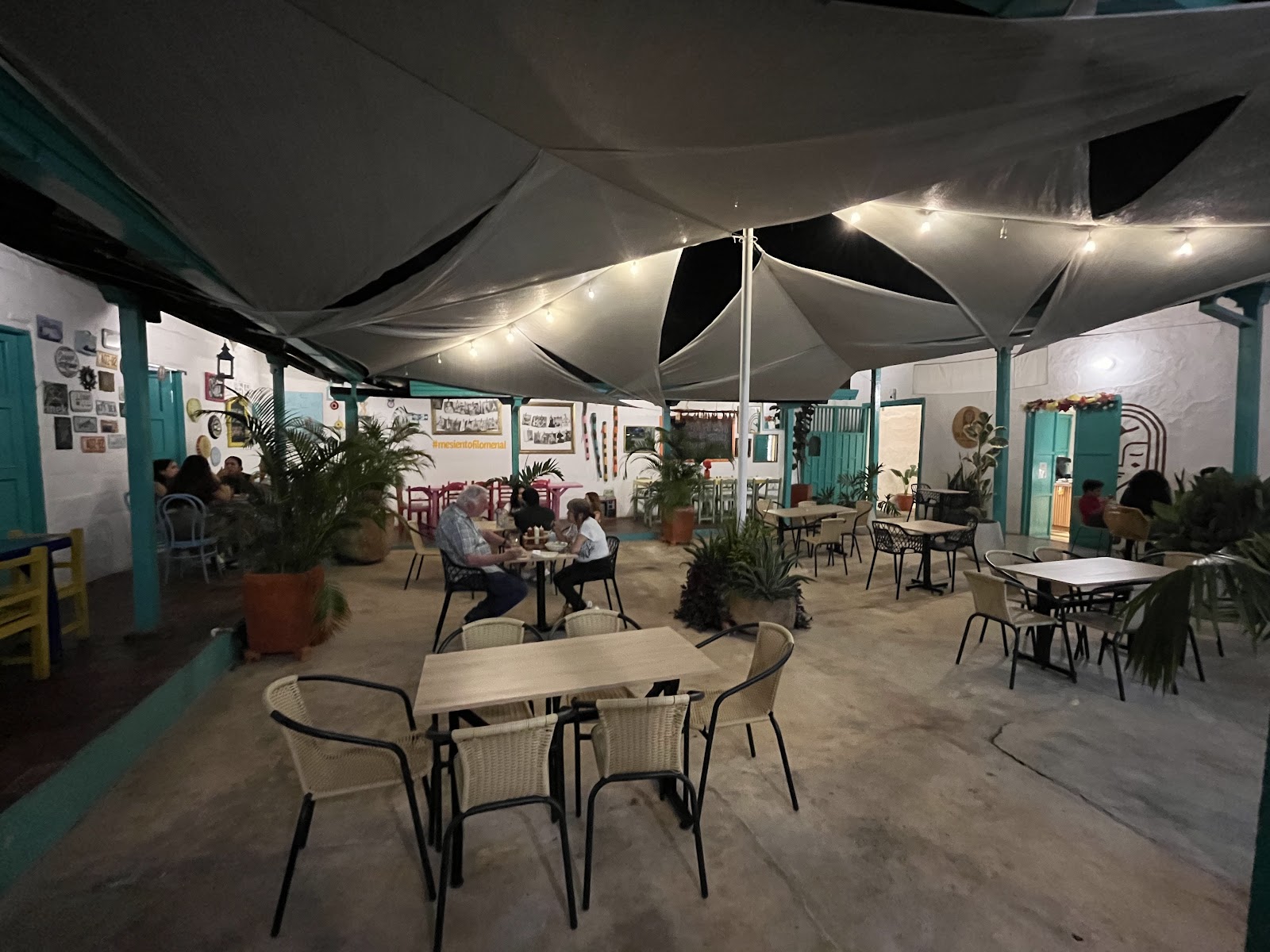 Patio cubierto con mesas y sombrillas