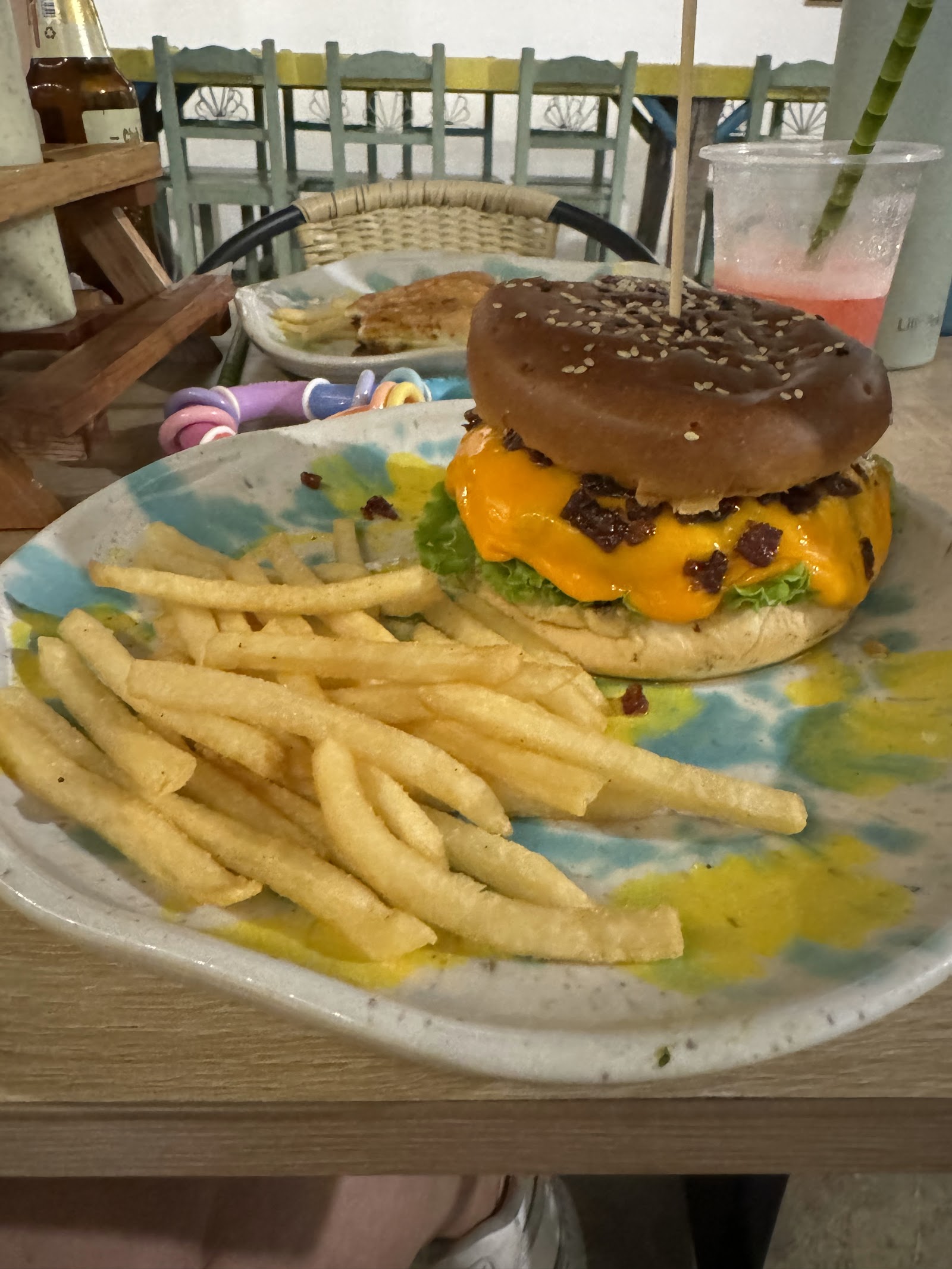 Hamburguesa con queso y papas fritas