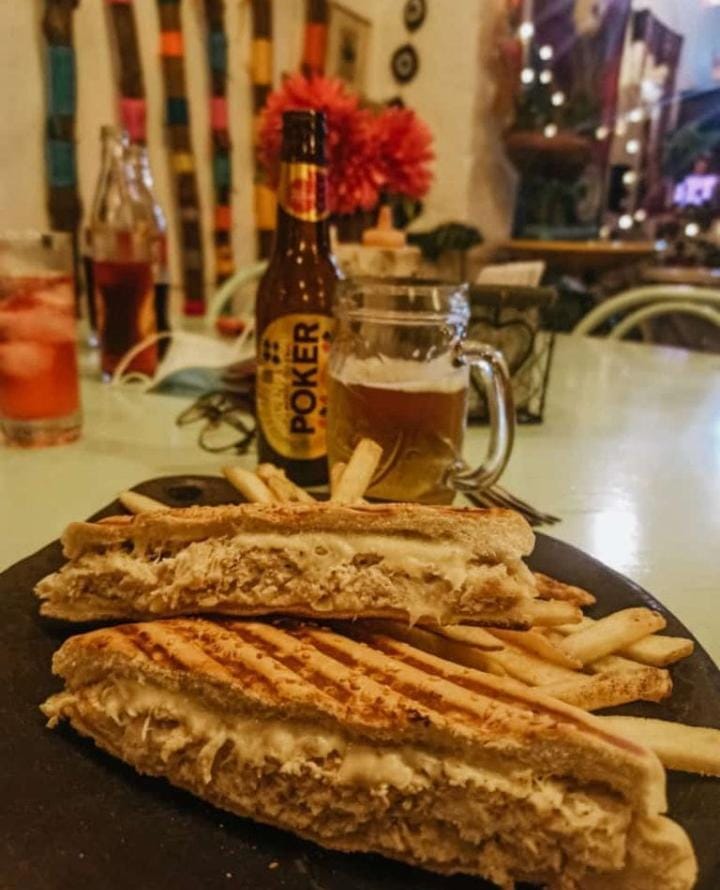 Paninis con papas y una cerveza