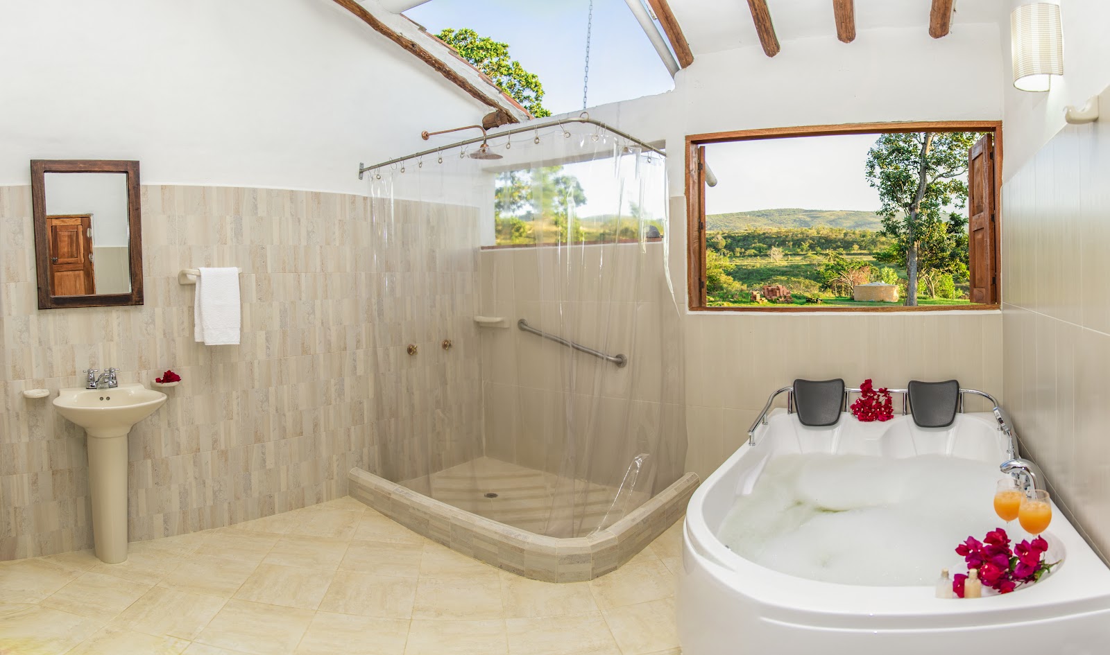 Baño con ducha amplia y tina