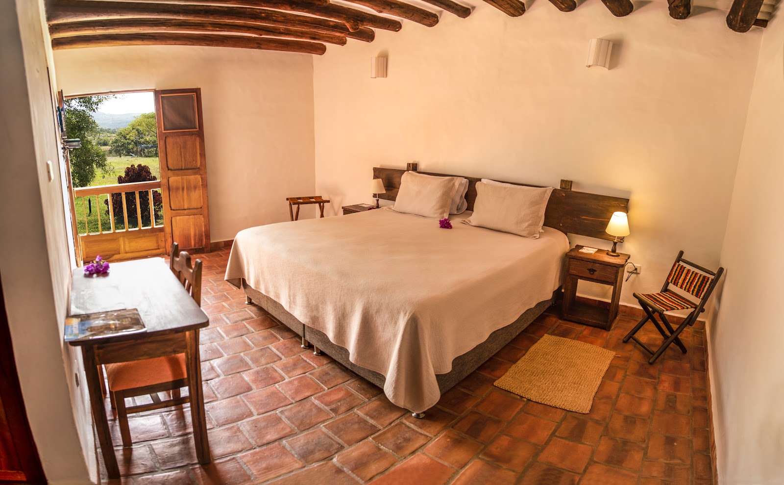 Habitación con techo de vigas