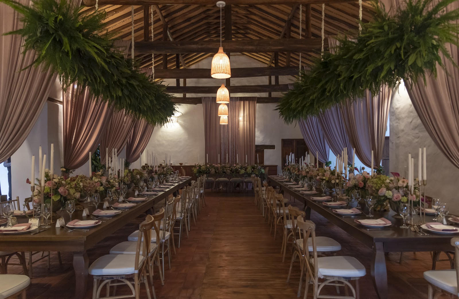 Salón con mesas largas decoradas para una celebración