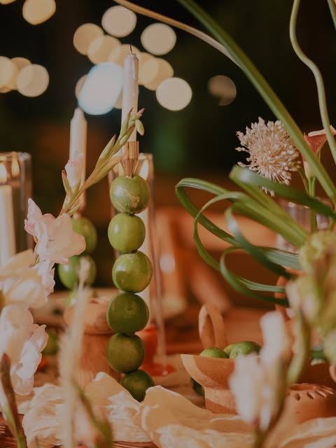 Mesa de boda con velas y flores