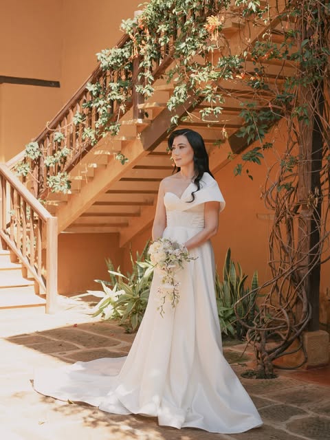 Novia en la escalera entre enredaderas
