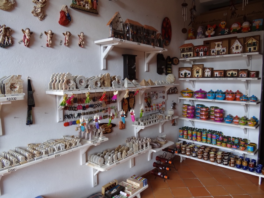 Tienda de artesanías de Barichara con estanterías de cerámica y recuerdos
