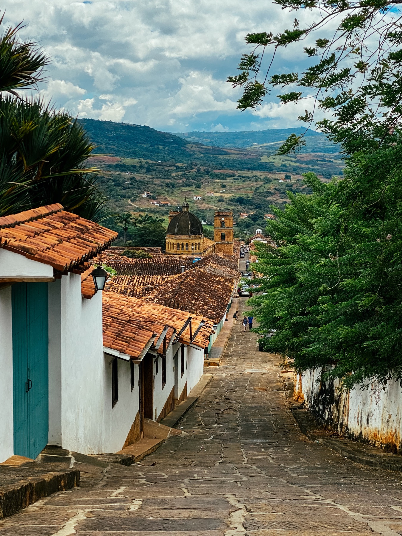 Tejados de barro y calles de piedra de Barichara con la catedral al fondo