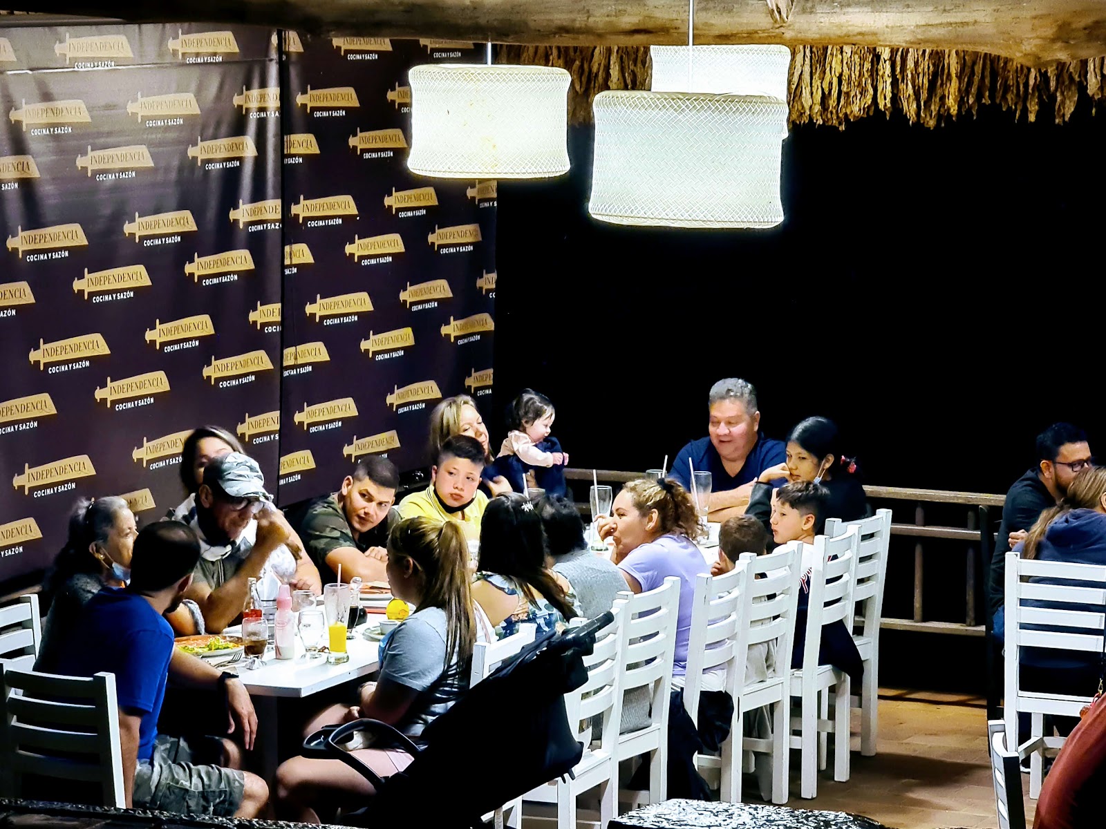 Familia almorzando en mesa larga